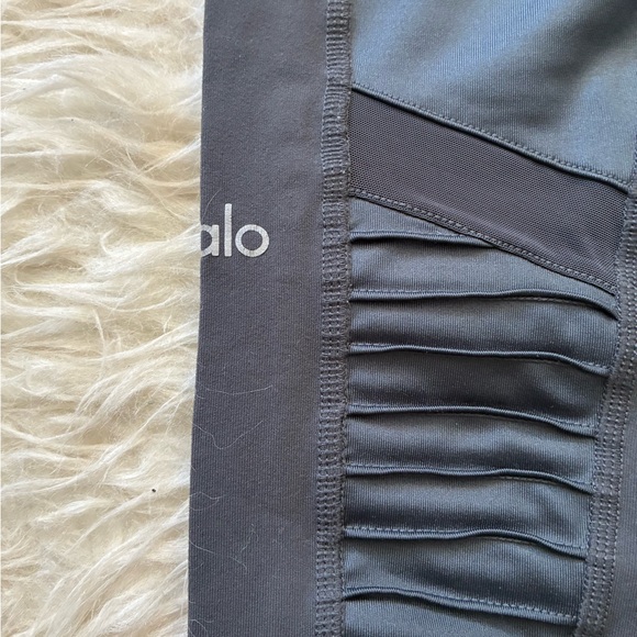 ALO Yoga Charcoal Gray Leggings MOTO style - Picture 3 of 4